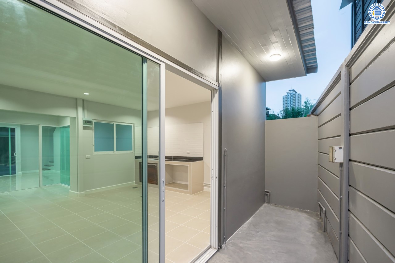 บ้านมือสองตกแต่งใหม่ ม.พาทิโอ แจ้งวัฒนะ-เมืองทอง ใจกลางเมืองทองธานี พร้อมสิ่งอำนวยความสะดวกครบครัน ใกล้ทะเลสาบเมืองทอง หลังใหญ่ 3 ชั้น บนเนื้อที่ 22 ตร.ว. ฟังก์ชัน พร้อม 3 ห้องนอน 3 ห้องน้ำ บนทำเลเชื่อมต่อ ถ.ติวานนท์, ถ.แจ้งวัฒนะ ใกล้ทางด่วน "เมืองทอง"...